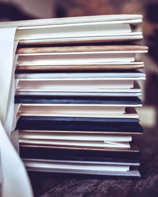 Album na svatbu? Ať máte svůj společný začátek hezky svázaný stužkou a žádná vzpomínka se z něj nevysype. Ať už vlepujete...